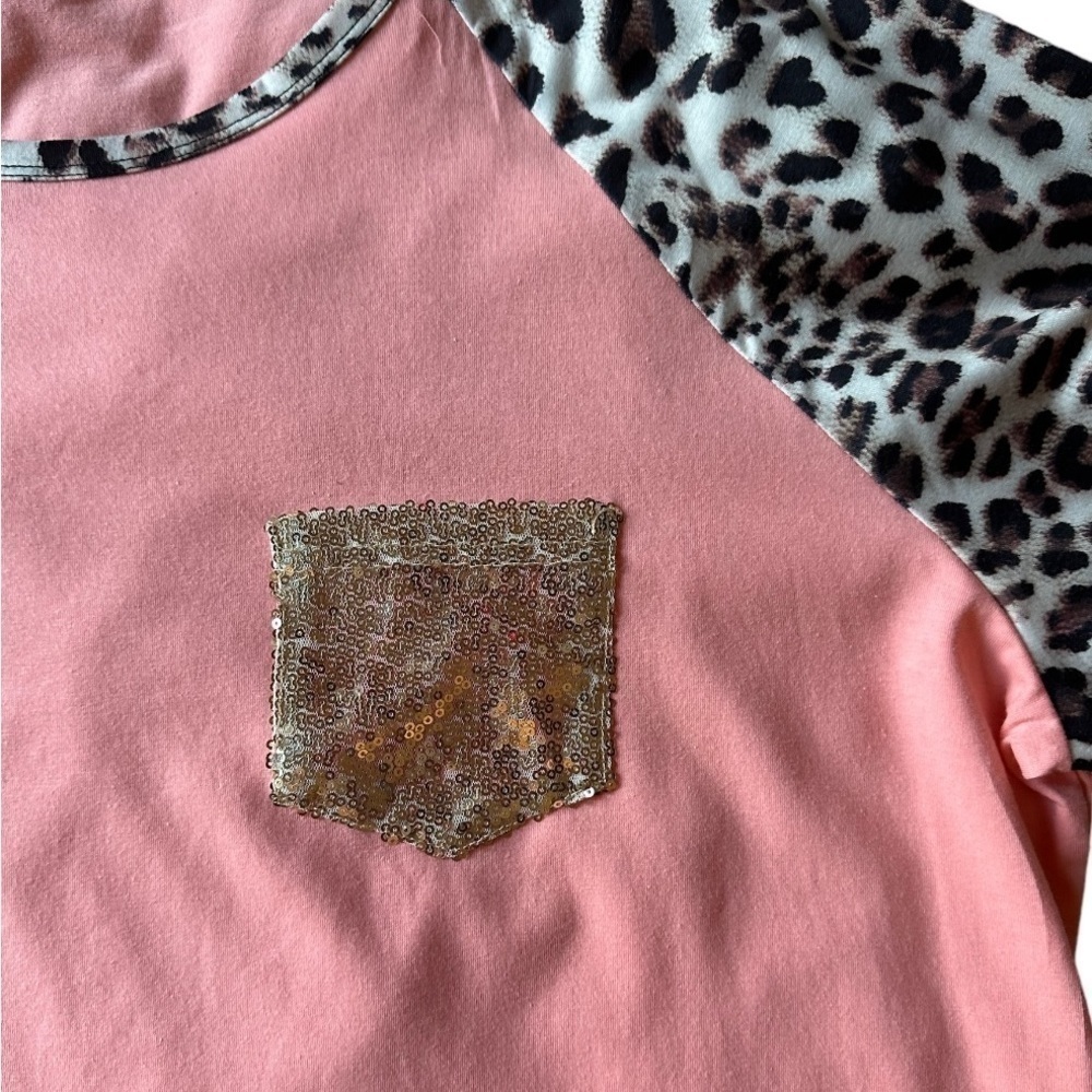 Boutique style top 3x peach w/cheetah print sleeves gold sequin chest pocket - Picture 2 of 4